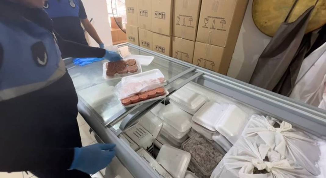 Çürümüş şarküteri ürünlerini satarken yakalandılar! Gıda denetiminde şoke eden manzara 3